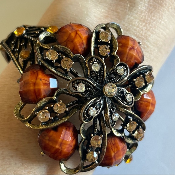 Elegant Women's Floral cuff Bracelet with Amber Accents - Picture 9 of 11
